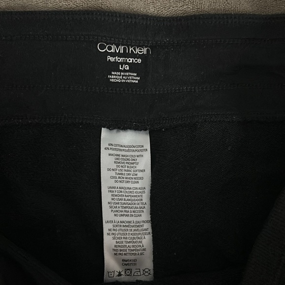 Calvin Klein - Picture 5 of 7